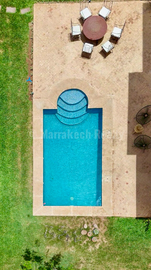 Villa meublée ou vide, 3 chambres, 2 salles de bain, piscine, jardin, panneaux solaires, située dans une résidence calme