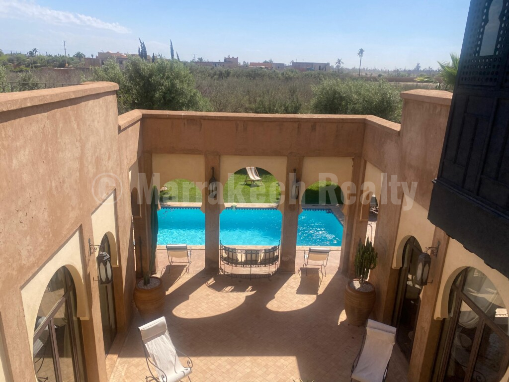 A saisir, villa de 3 chambres , grand jardin et piscine dans résidence sécurisée