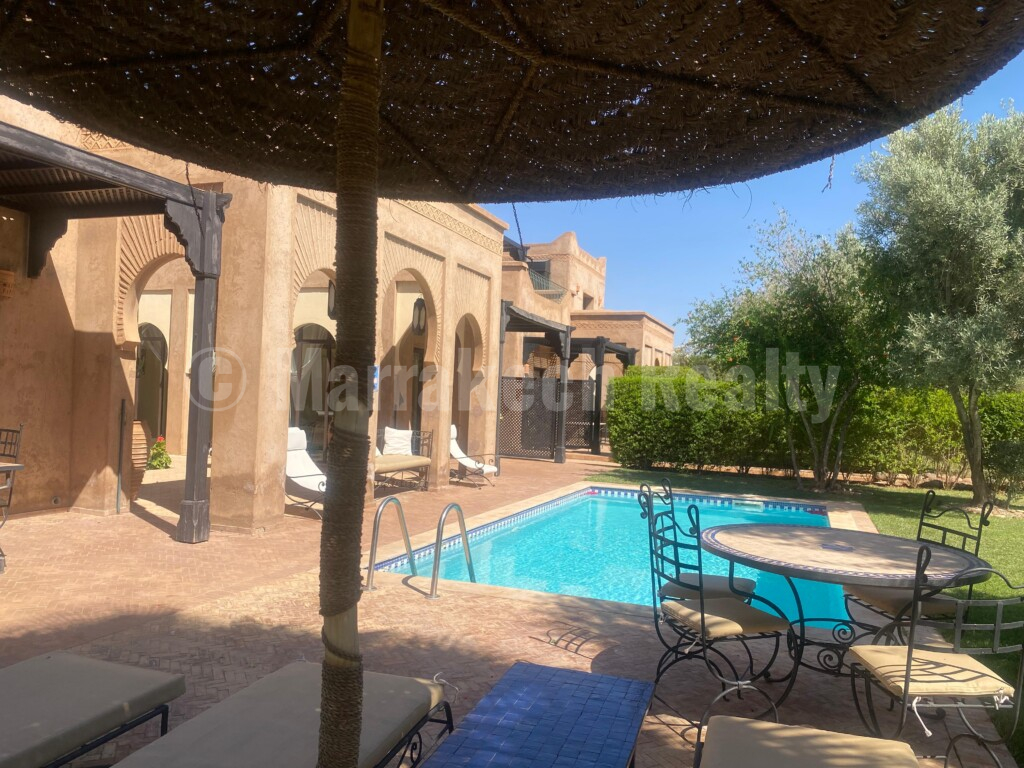 A saisir, villa de 3 chambres , grand jardin et piscine dans résidence sécurisée