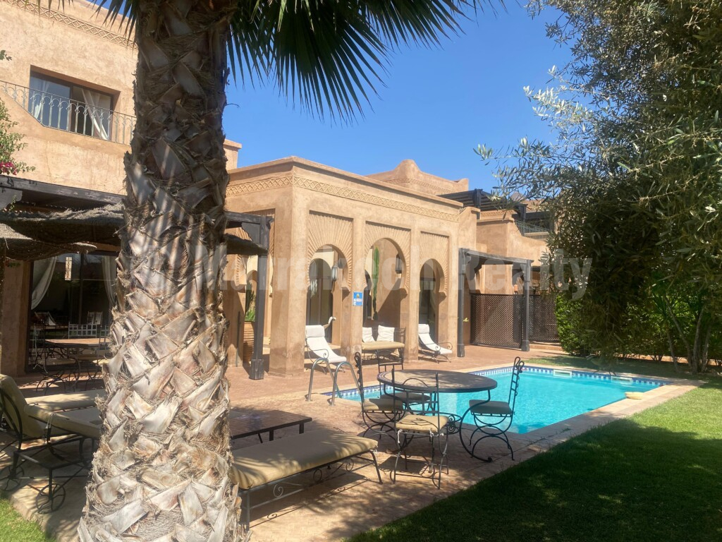 A saisir, villa de 3 chambres , grand jardin et piscine dans résidence sécurisée