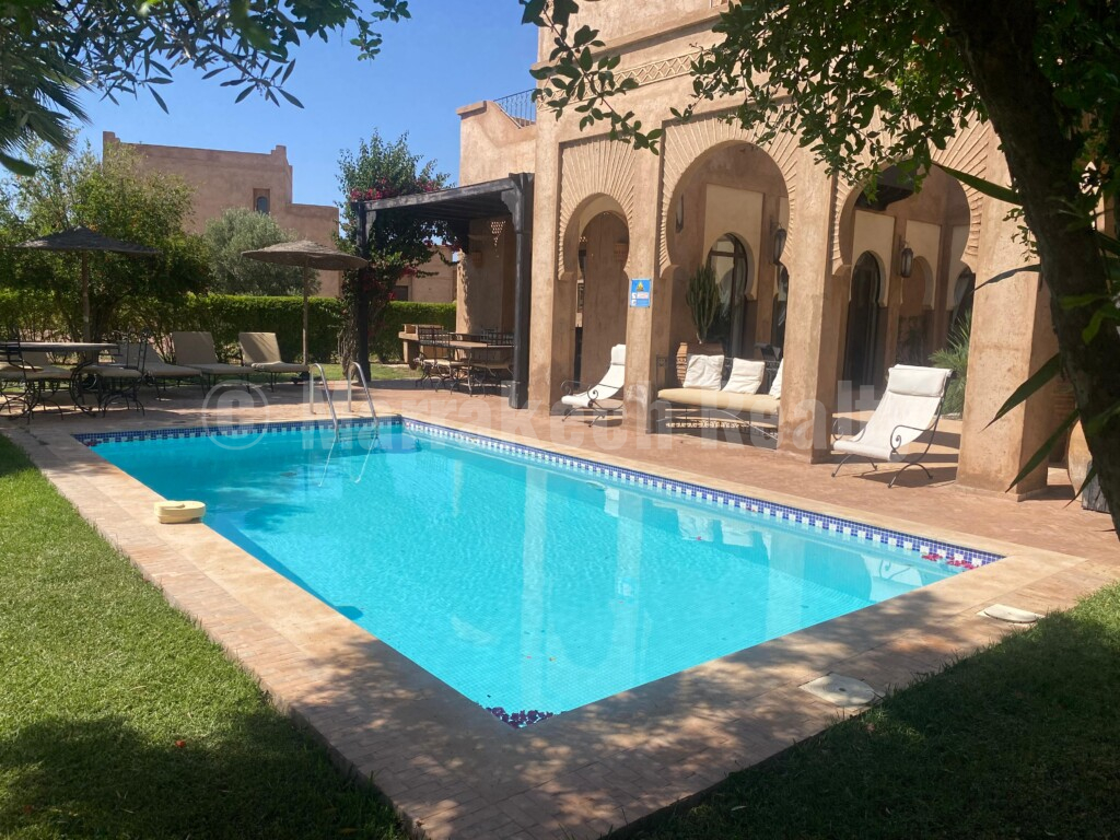 A saisir, villa de 3 chambres , grand jardin et piscine dans résidence sécurisée