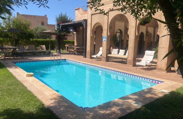 To seize, 3 bedroom villa, large garden and swimming pool in secure residence