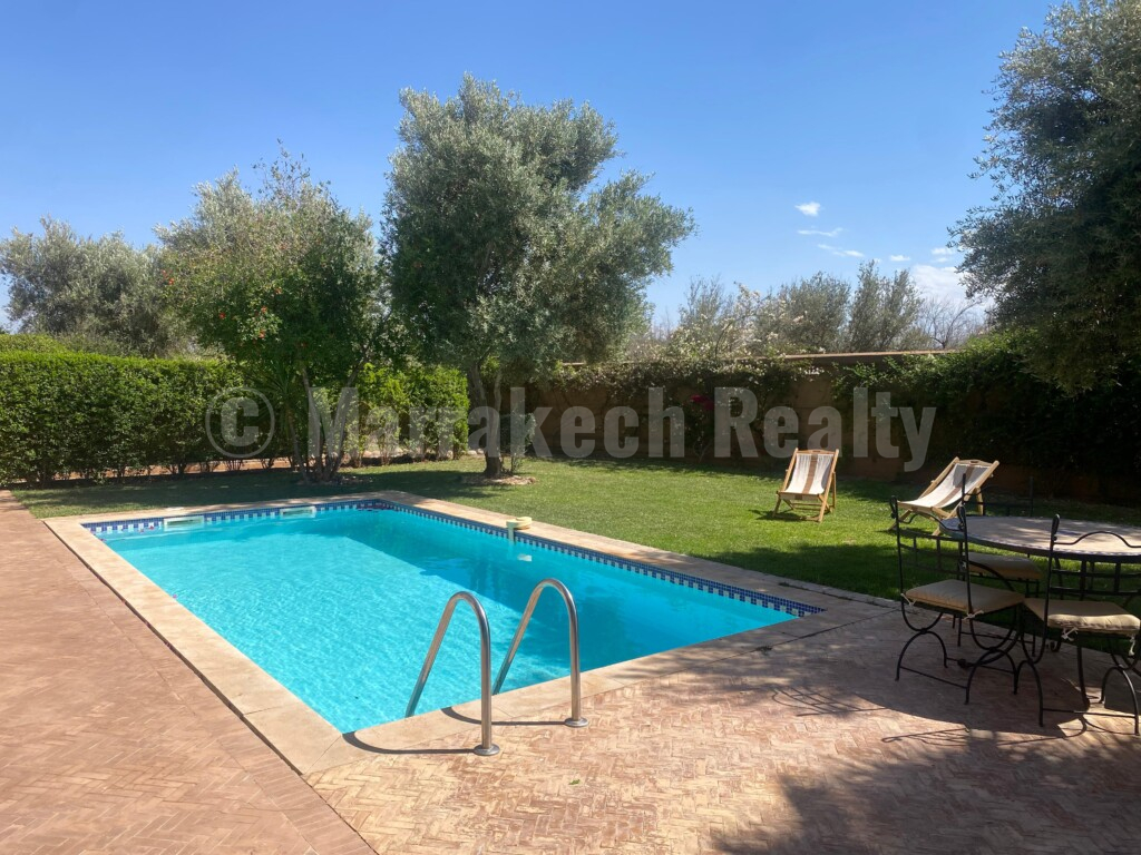 A saisir, villa de 3 chambres , grand jardin et piscine dans résidence sécurisée