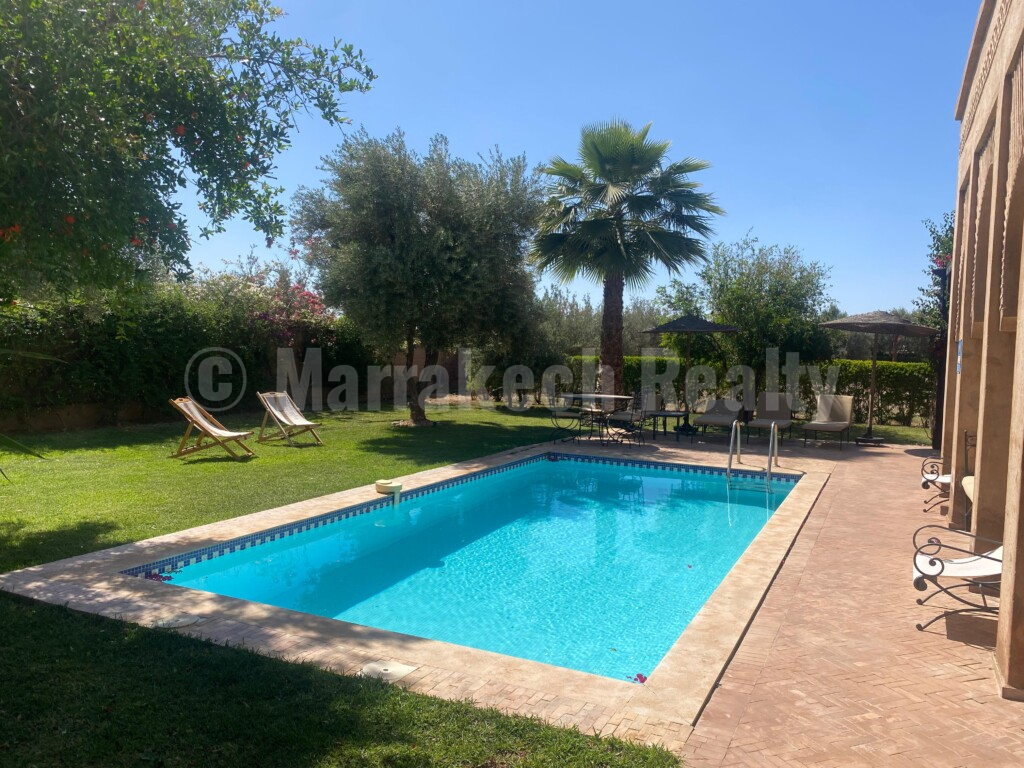 A saisir, villa de 3 chambres , grand jardin et piscine dans résidence sécurisée