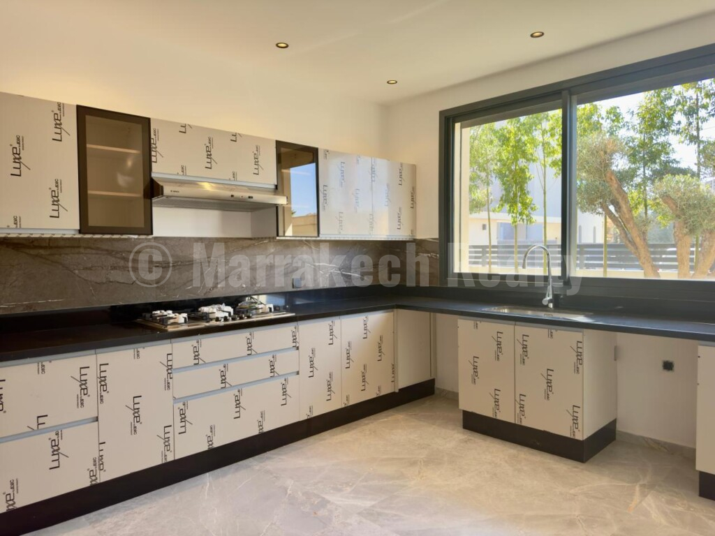 4-bedroom 4-sided villa for sale near Marrakech