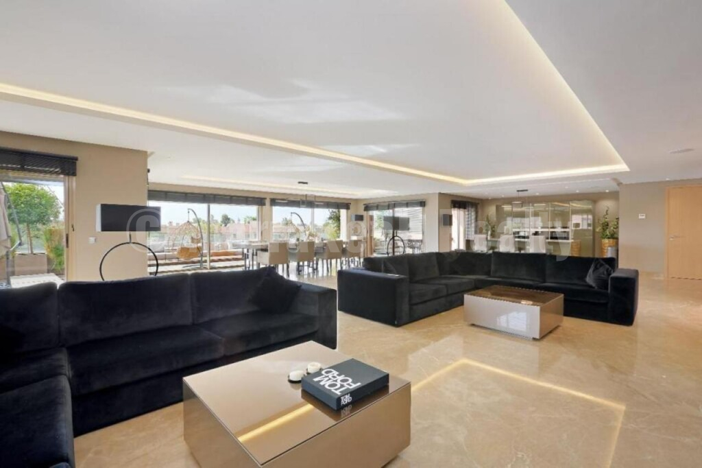 Luxurious contemporary apartment for sale