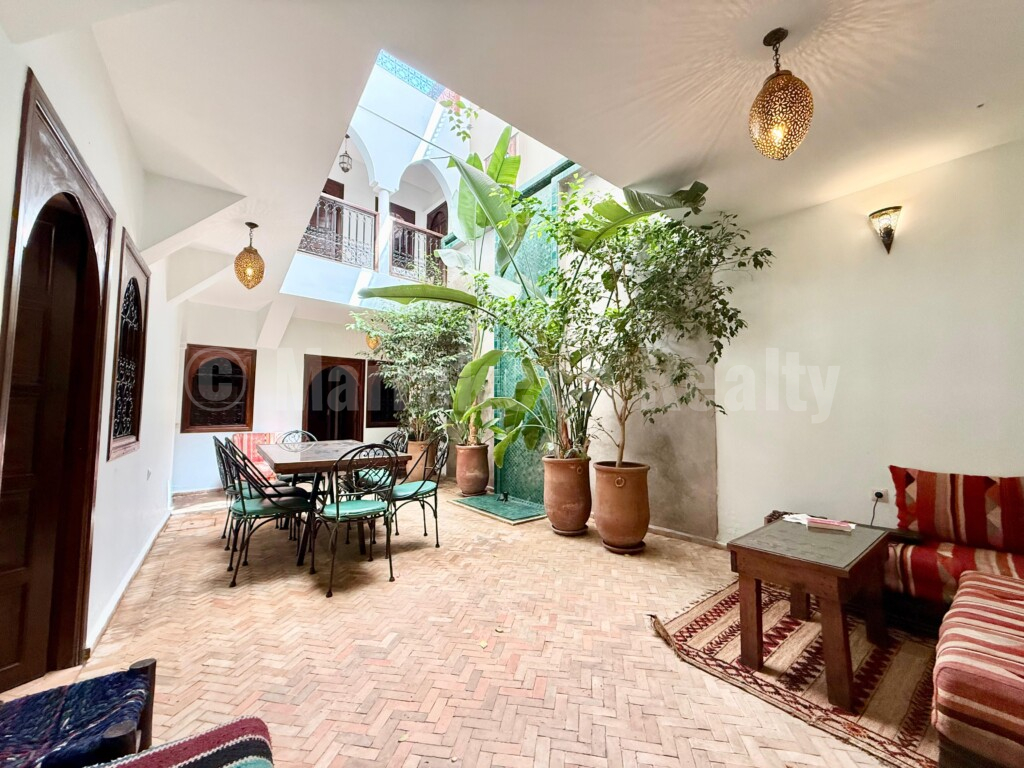 Renovated 4-bedroom riad with excellent access