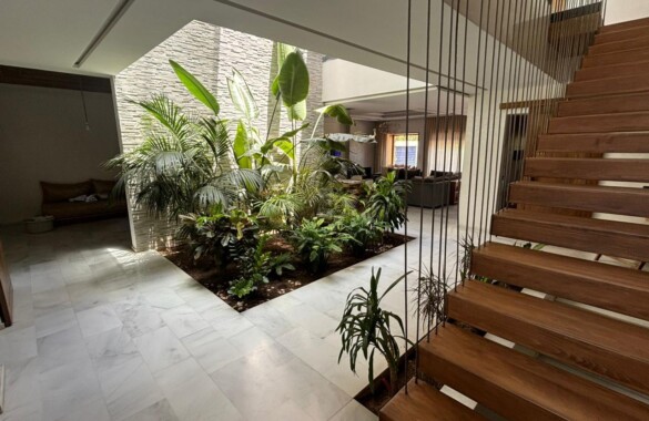 Contemporary Villa with Rooftop Terrace
