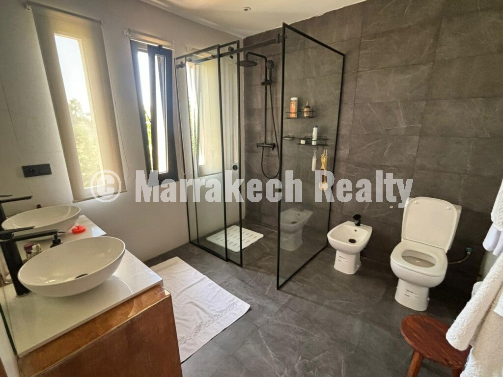 Contemporary Villa with Rooftop Terrace