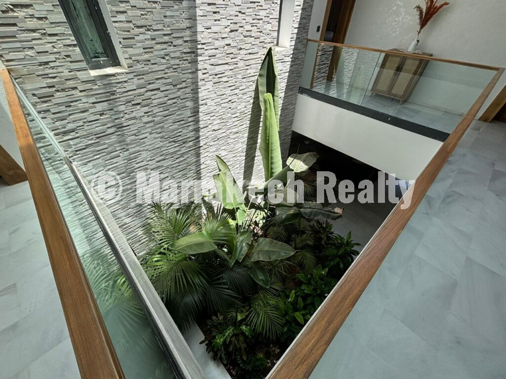 Contemporary Villa with Rooftop Terrace