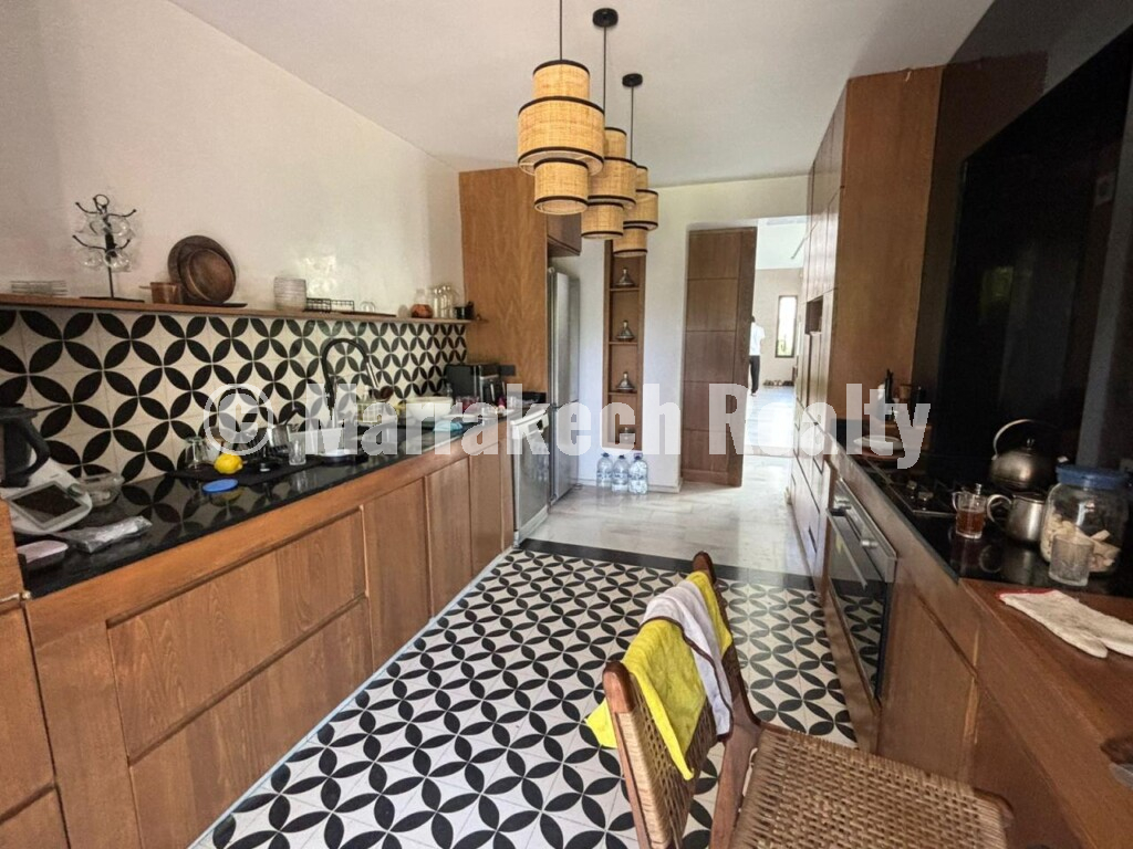 Contemporary Villa with Rooftop Terrace