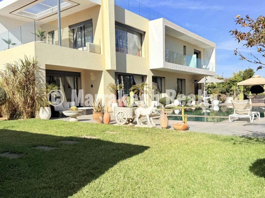 Villa moderne de 6 suites avec terrasse sur le toit et piscine à vendre – Route de Fès