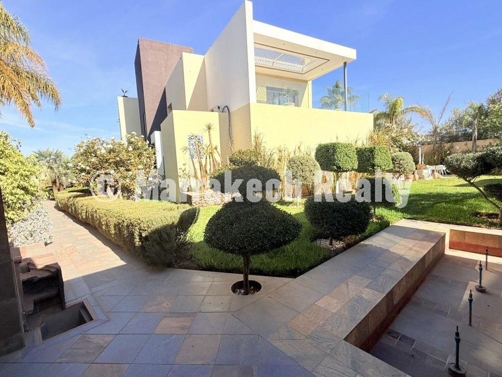 Villa moderne de 6 suites avec terrasse sur le toit et piscine à vendre – Route de Fès