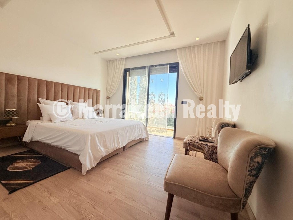 Villa moderne de 6 suites avec terrasse sur le toit et piscine à vendre – Route de Fès