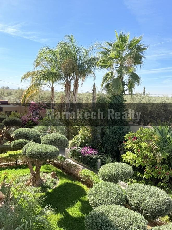 Villa moderne de 6 suites avec terrasse sur le toit et piscine à vendre – Route de Fès