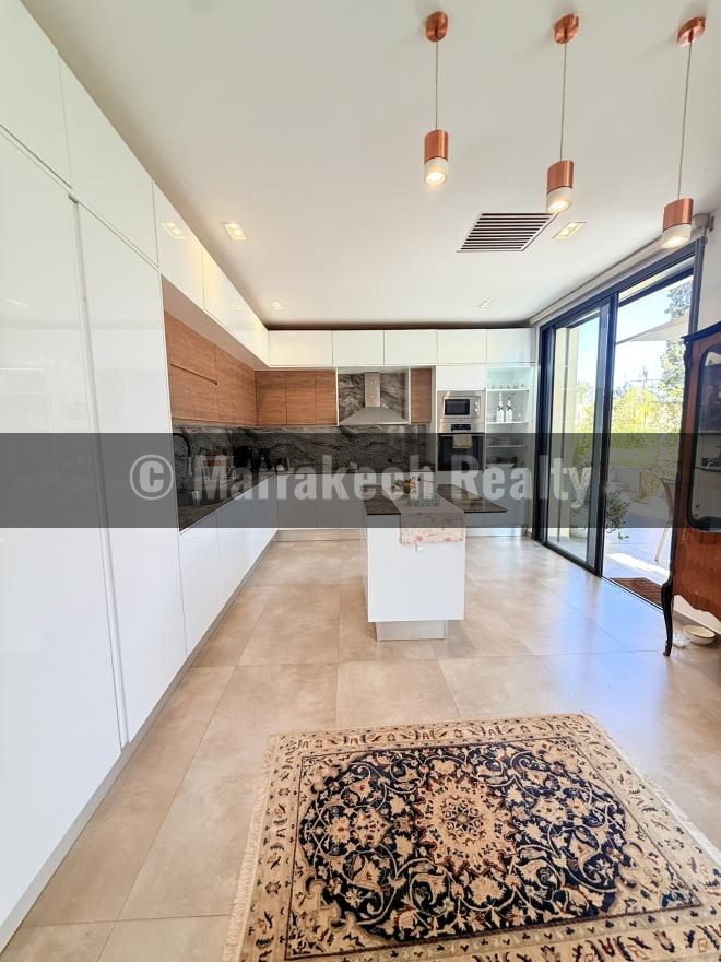 Villa moderne de 6 suites avec terrasse sur le toit et piscine à vendre – Route de Fès