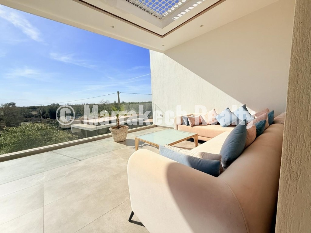 Villa moderne de 6 suites avec terrasse sur le toit et piscine à vendre – Route de Fès