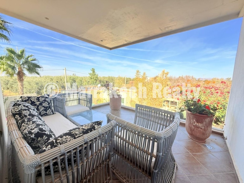 Villa moderne de 6 suites avec terrasse sur le toit et piscine à vendre – Route de Fès