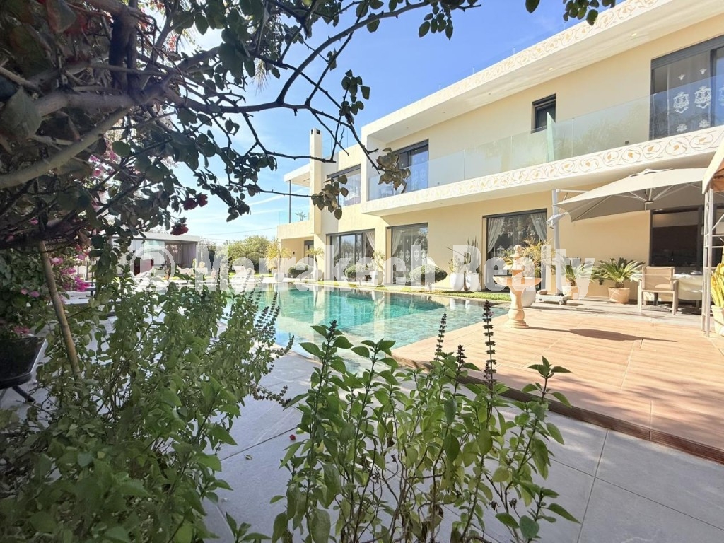 Villa moderne de 6 suites avec terrasse sur le toit et piscine à vendre – Route de Fès