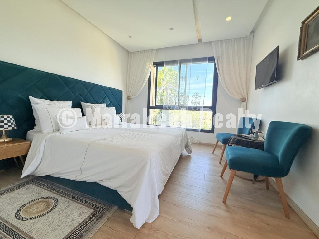 Villa moderne de 6 suites avec terrasse sur le toit et piscine à vendre – Route de Fès