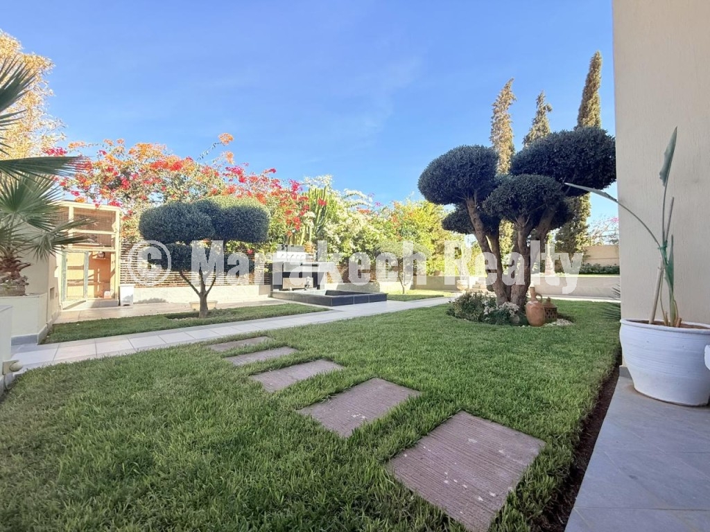 Villa moderne de 6 suites avec terrasse sur le toit et piscine à vendre – Route de Fès
