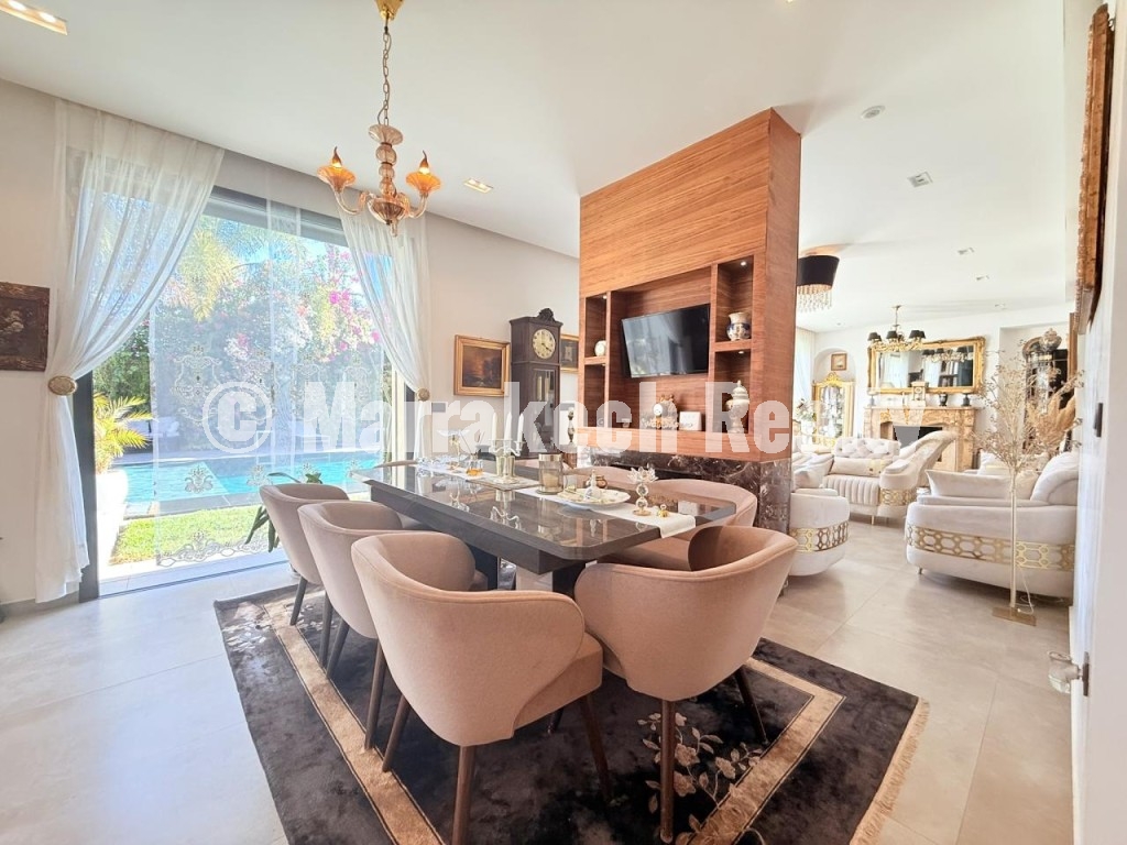 Villa moderne de 6 suites avec terrasse sur le toit et piscine à vendre – Route de Fès