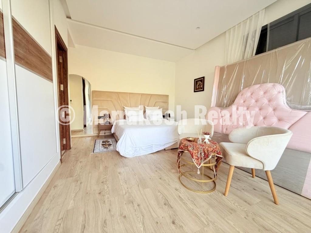 Villa moderne de 6 suites avec terrasse sur le toit et piscine à vendre – Route de Fès