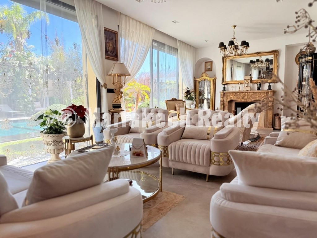 Villa moderne de 6 suites avec terrasse sur le toit et piscine à vendre – Route de Fès