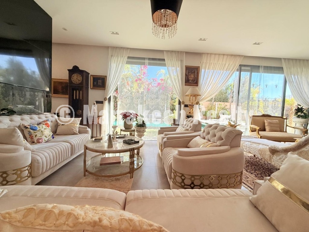 Villa moderne de 6 suites avec terrasse sur le toit et piscine à vendre – Route de Fès