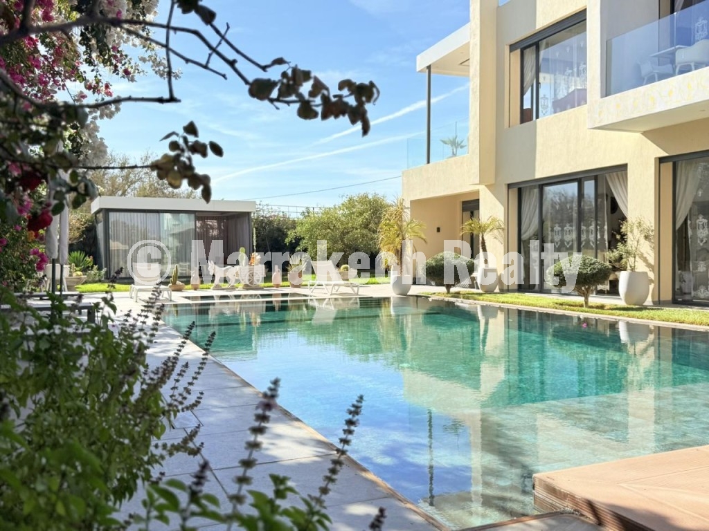 Villa moderne de 6 suites avec terrasse sur le toit et piscine à vendre – Route de Fès