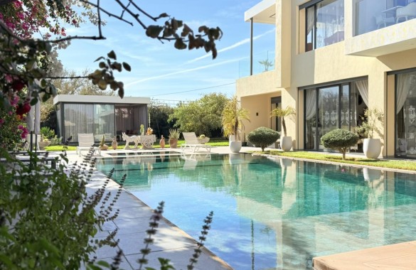Villa moderne de 6 suites avec terrasse sur le toit et piscine à vendre – Route de Fès