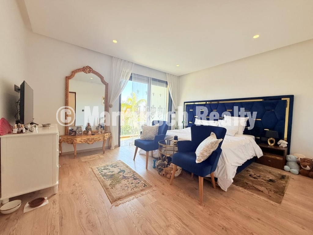 Villa moderne de 6 suites avec terrasse sur le toit et piscine à vendre – Route de Fès