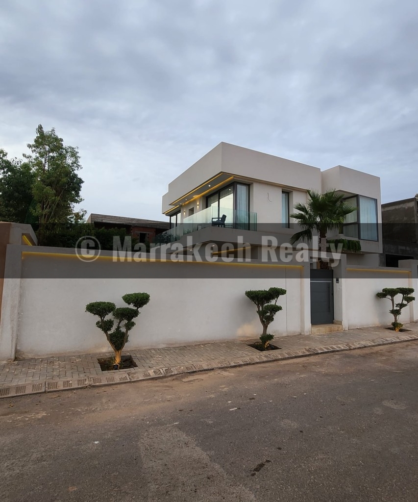 Luxury Modern Villa for Rent – Heated Pool and Spa