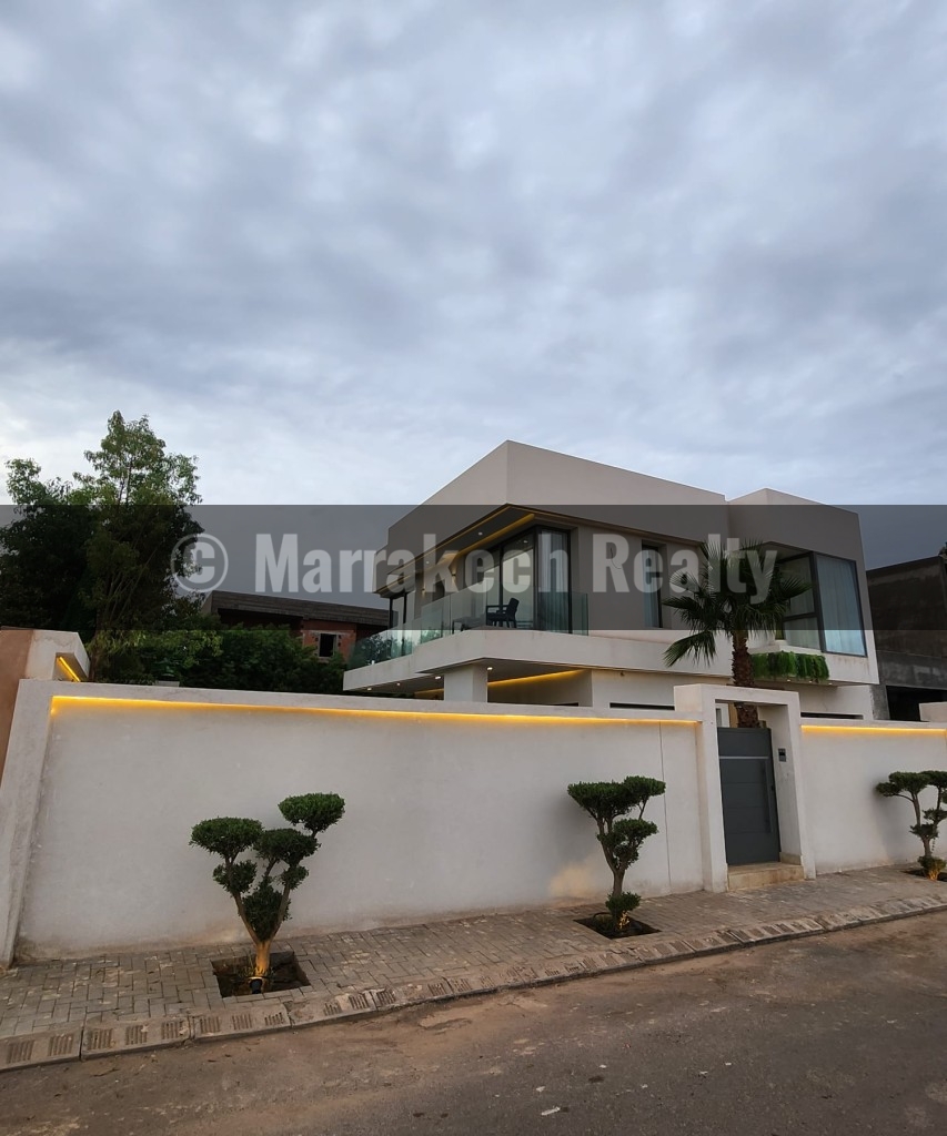Luxury Modern Villa for Rent – Heated Pool and Spa