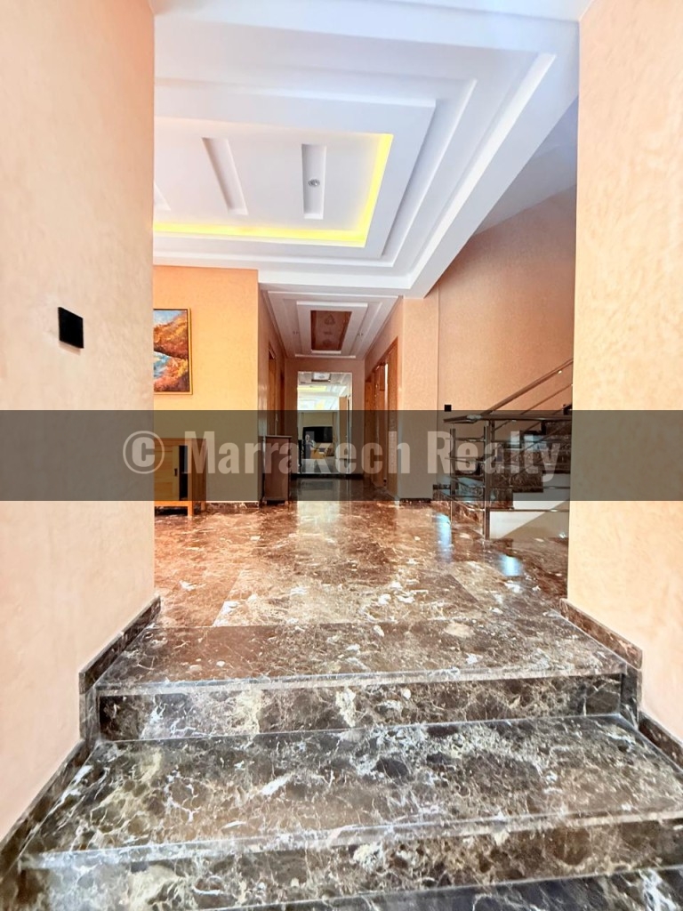 Villa de Standing avec Ascenseur et Hammam à Louer – Targa