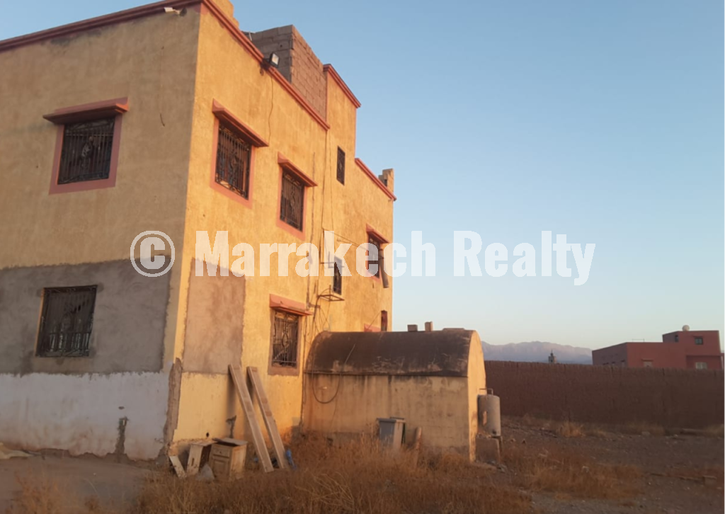Terrain Unique avec Maison Semi-Finie à Vendre – Route de l’Ourika