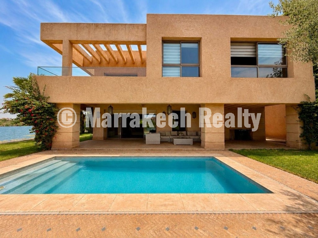 Villa d’Exception en Première Ligne du Lac à Prestigia Musc