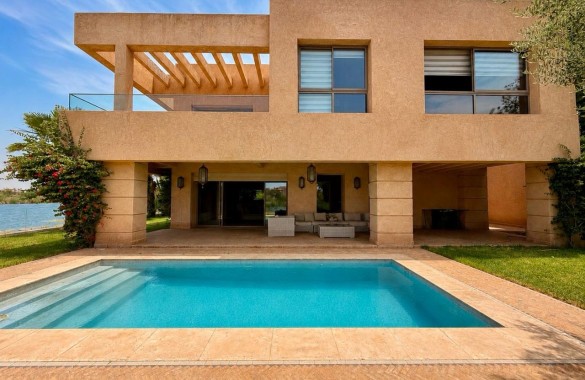 Villa d’Exception en Première Ligne du Lac à Prestigia Musc