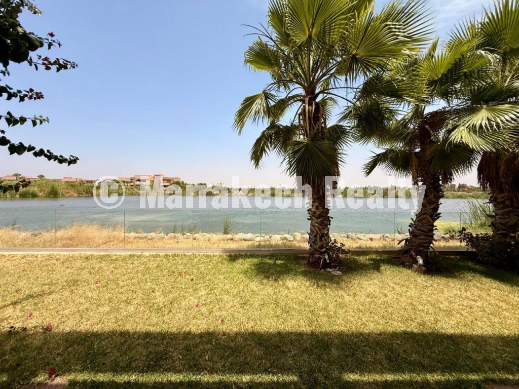 Villa d’Exception en Première Ligne du Lac à Prestigia Musc