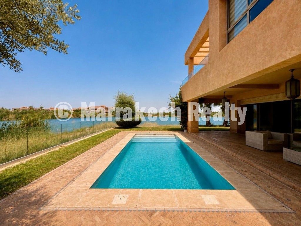 Villa d’Exception en Première Ligne du Lac à Prestigia Musc