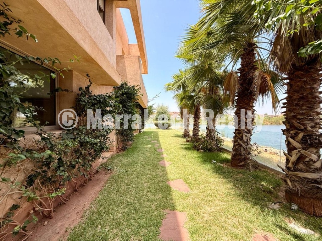 Villa d’Exception en Première Ligne du Lac à Prestigia Musc