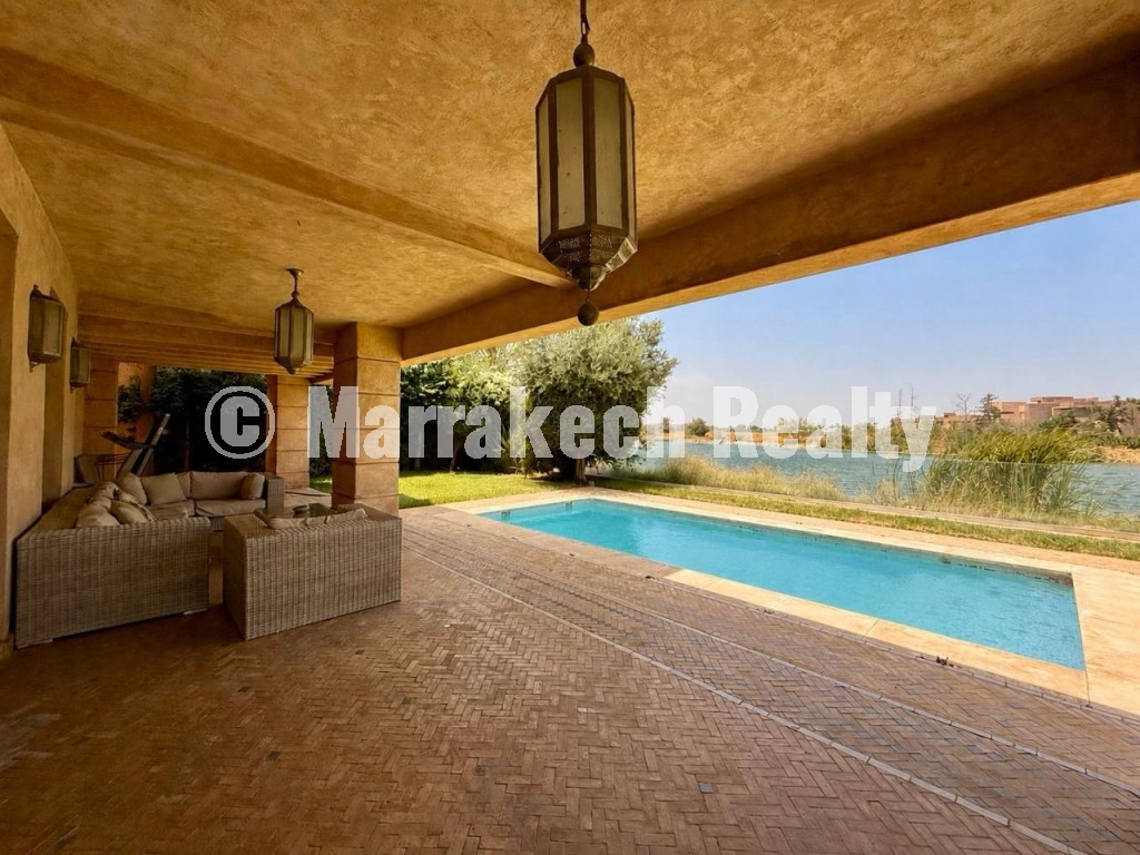 Villa d’Exception en Première Ligne du Lac à Prestigia Musc