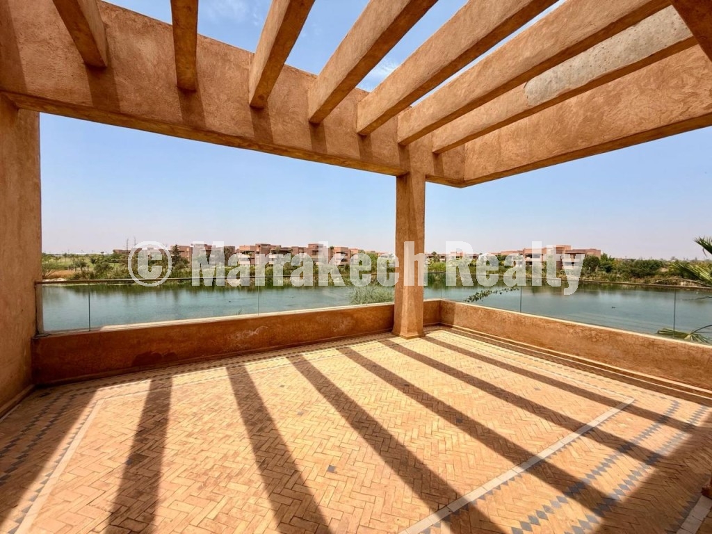 Villa d’Exception en Première Ligne du Lac à Prestigia Musc