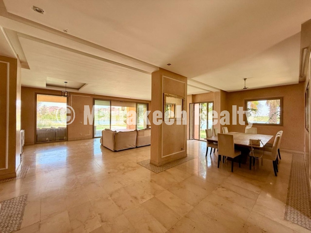 Villa d’Exception en Première Ligne du Lac à Prestigia Musc
