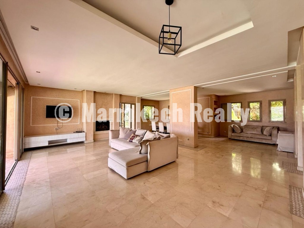Villa d’Exception en Première Ligne du Lac à Prestigia Musc
