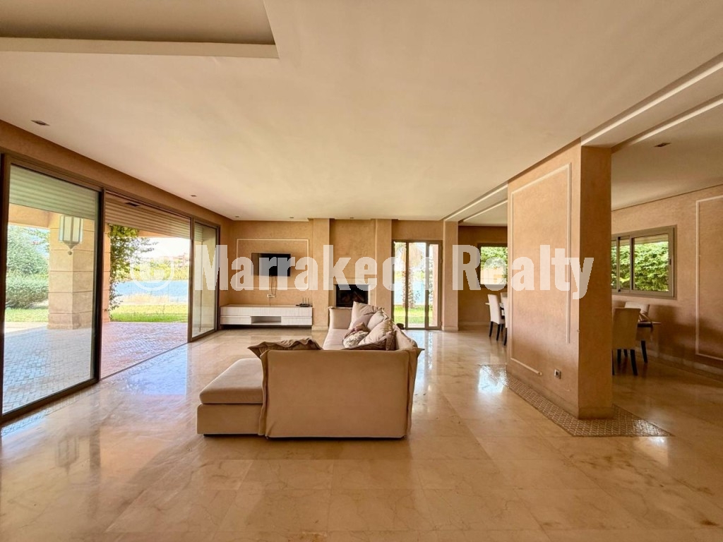 Villa d’Exception en Première Ligne du Lac à Prestigia Musc