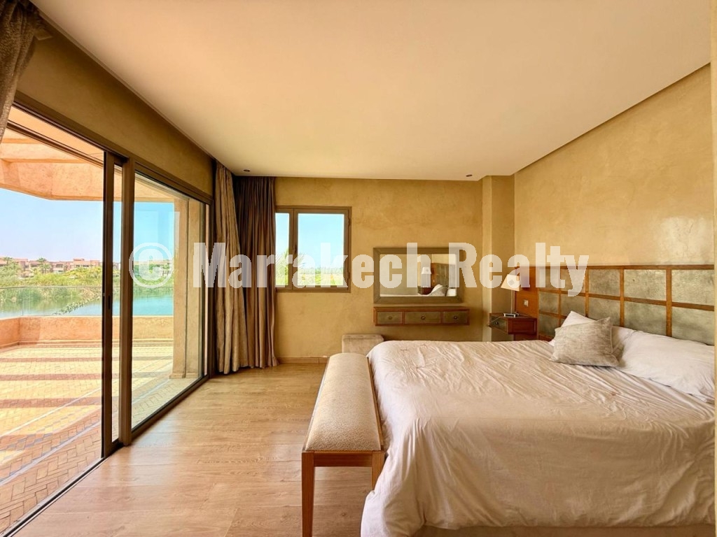 Villa d’Exception en Première Ligne du Lac à Prestigia Musc