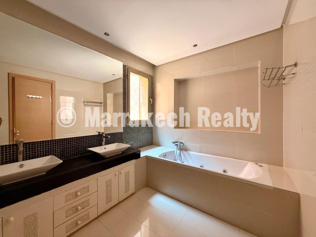 Villa d’Exception en Première Ligne du Lac à Prestigia Musc