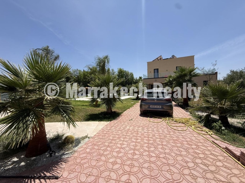 Villa contemporaine meublée avec VNA à vendre sur la Route de Fès