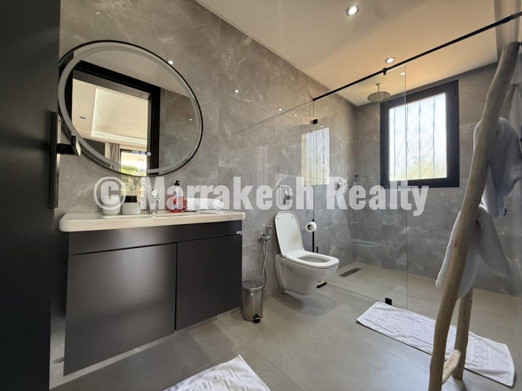 Villa contemporaine meublée avec VNA à vendre sur la Route de Fès